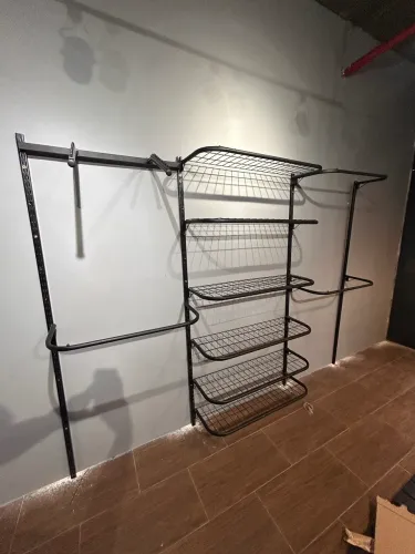 Arara fixada na parede
