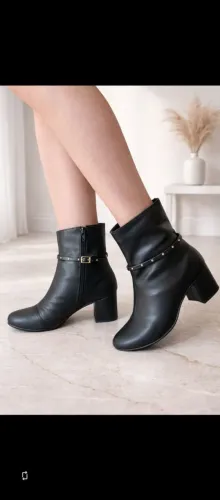 Vende-se essa bota 250, comprada ontem e foi usada apenas 1 vez, está novinha.