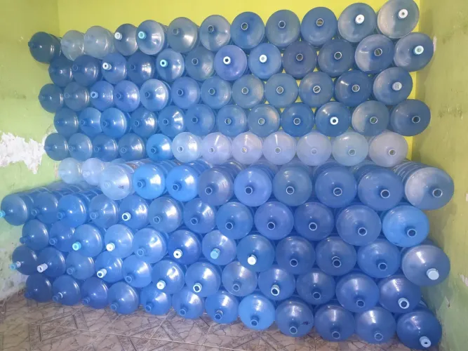 Vendo 200 garrafões de água mineral de 20 litros.