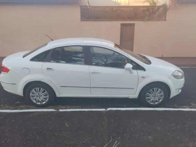 Fiat Linea Essence 1.8 Flex 16V 4P 2012