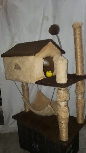Casinha Arranhador Para Gatos e/ou Pets Com Rede + Máquina de Tosar