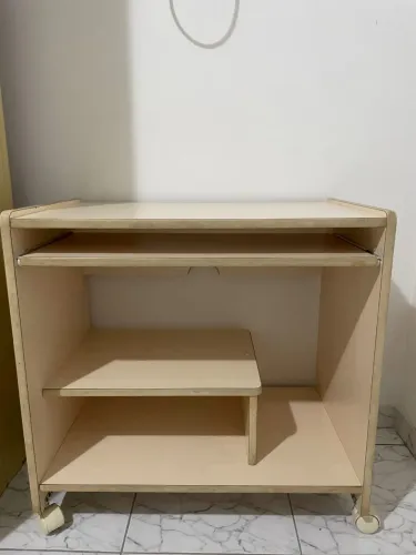 Mesa de estudo com prateleira