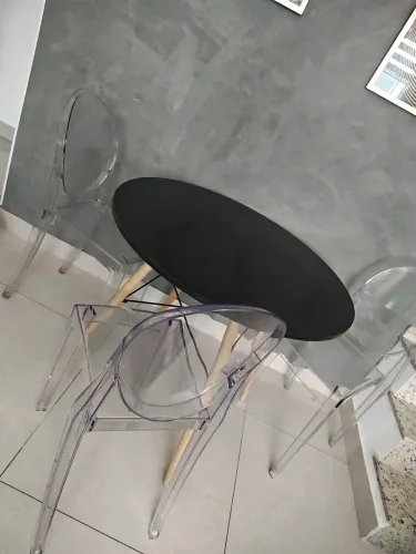 Conjunto de mesa com 3 cadeiras de acrílico