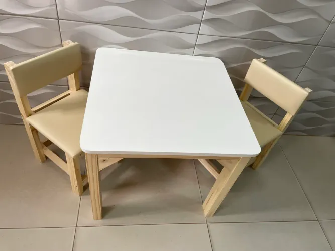 Mesa infantil com cadeiras estofadas, cor bege