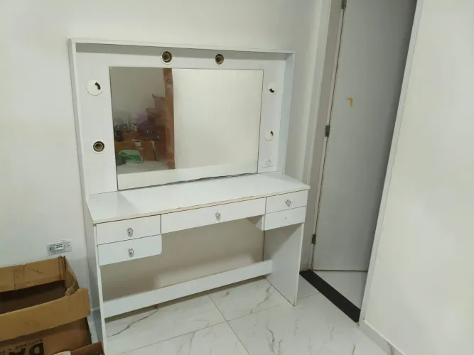 Penteadeira com suporte para iluminação e tomada Embutida 