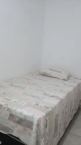 Aluga-se quarto solteiro (a)