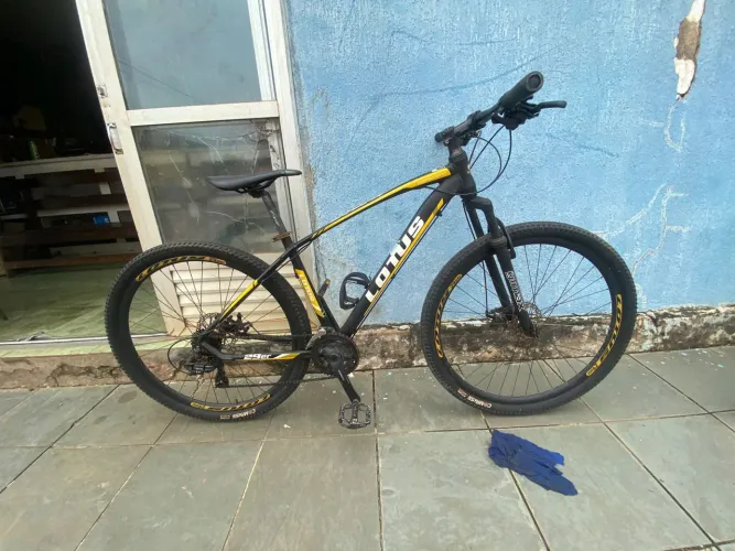 Bicicleta preta LOTUS