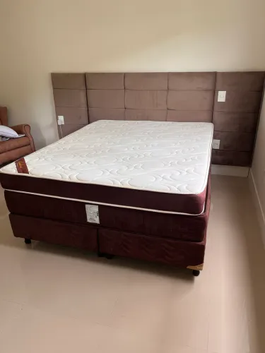 Vendo Cama Queen com base