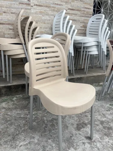 Cadeira com pés de alumínio 