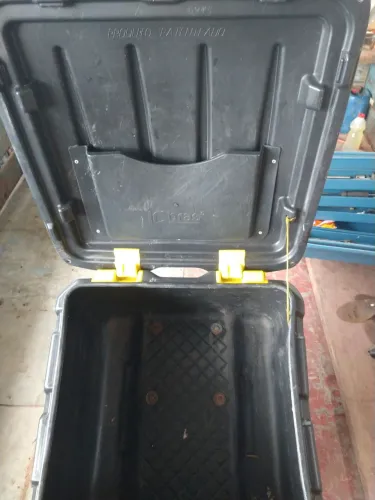 Vendo Baú 140 litros com suporte para Bros