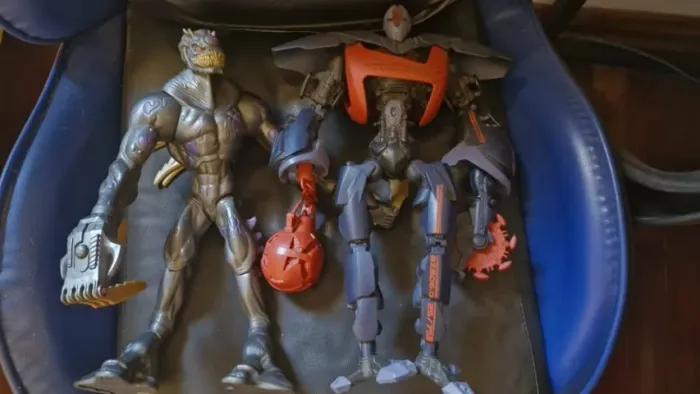 3 bonecos max steel