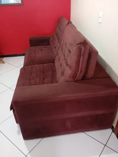 SOFA RETRATIL 3 LUGARES EM MOLAS ENSACADAS E REVESTIDOS EM TECIDO SUEDE
