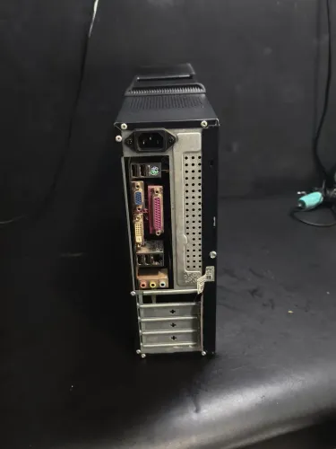 Vendo uma CPU i5 funcionando perfeitamente tem que pôr só a memória e o HD ela é terceira