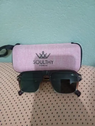 Vendo dois óculos um feminino e outro masculino os dois do mesmo modelo não faço entrega