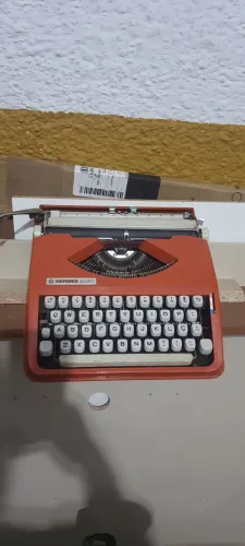 Máquina de escrever antiga Hermes Baby