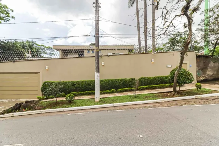Casa comercial na Avenida Morumbi, 869 380 m²