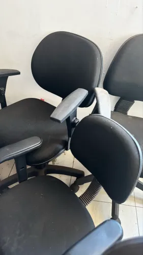Cadeira giratória com braço e regulagem
