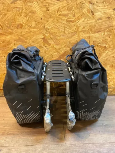 Alforje Thule Shield 25l e Bagageiro Thule Tour Rack