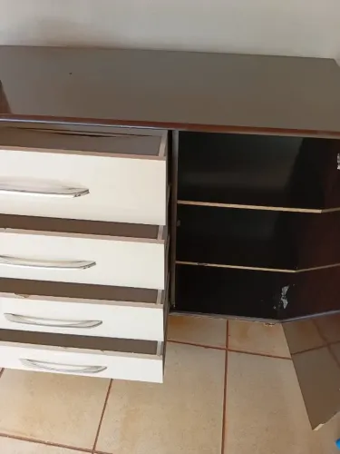 Cômoda 4 Gavetas e 1 Porta Lateral