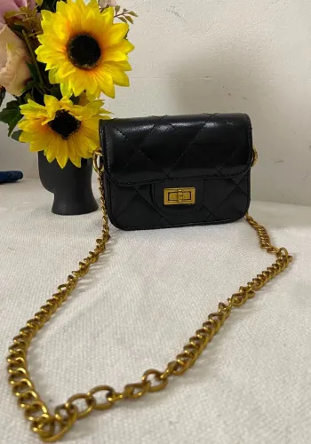 Bolsa preta com alça de corrente