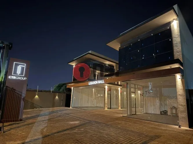 Galeria comercial com sala disponível para locação-banheiro-recuo estacionamento