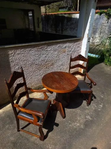 CONJUNTO DE MESA REDONDA ANTIGA COM 2 CADEIRAS DE MADEIRA - ACEITO NEGOCIAÇÃO!!!
