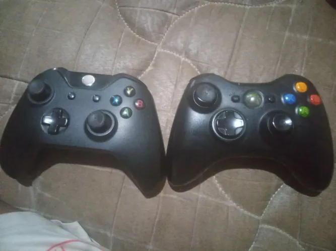 Controles de Xbox um e 360 o outro e one o só aceita a bateria e no 360 está tudo normal 
