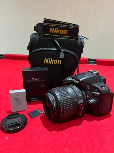 Câmera Nikon D5100 com tela articulada, lente, bolsa e acessórios!!