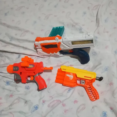 3 armas de brinquedo usadas em ótimo estado