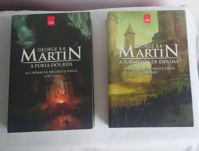 As Crônicas de Gelo e Fogo - A Fúria dos Reis / A Tormenta de Espadas - LIVROS UM e DOIS.