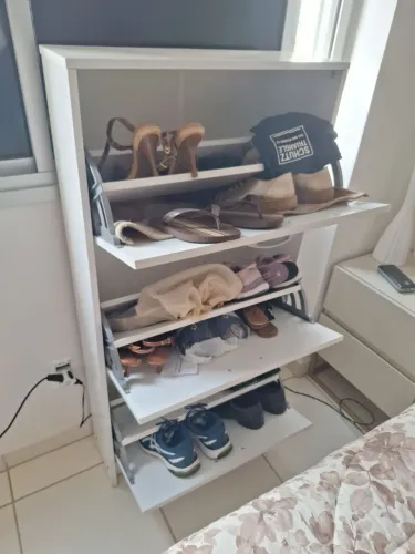 Vendo uma Sapateira Basculante 3 portas bem conservada, comprada na Leroy Merlin.