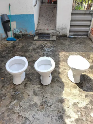Vaso sanitário e casa Santa Bárbara