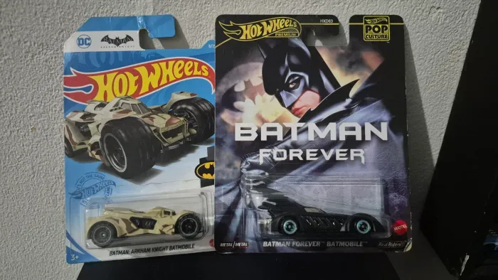 Hot Wheels Batman premium e basica