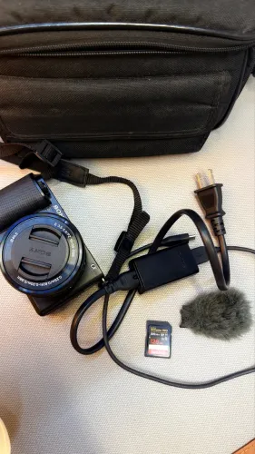 Vendo câmera Sony ZVe- 10 Novíssima!