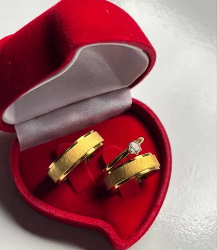 Par de Aliança Casamento Noivado Escovada 6mm + Anel Solitário Banho Ouro 18K +Caixinha