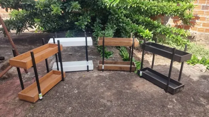 Prateleira de Parede Estrutura em Metal com Nichos em Madeira