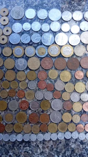 Coleção de várias moedas antigas