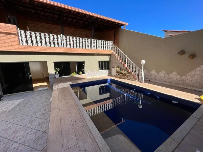 CASA COM 5 QUARTOS E PISCINA NO BAIRRO PLANALTO .