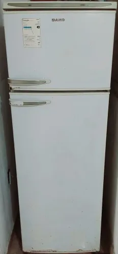 Geladeira Dako funcionando perfeitamente com marcas de uso