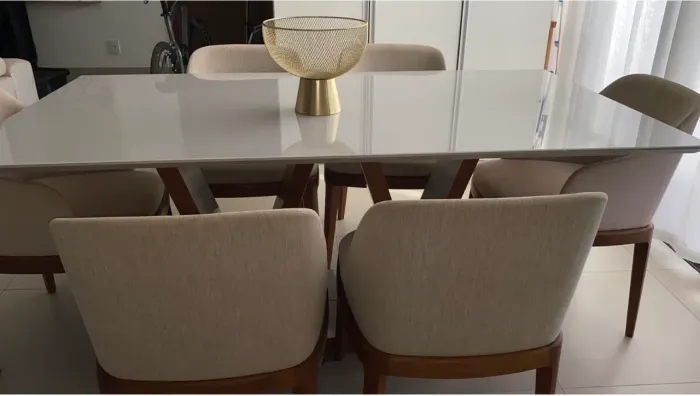 Mesa com 6 cadeiras