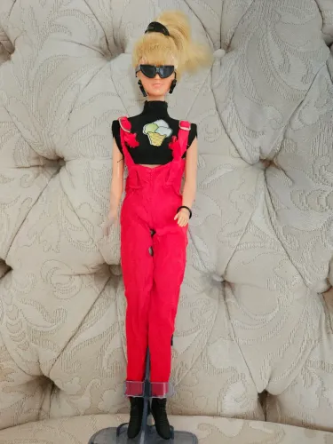 Vendo boneca Xuxa Verão década 80, manchada de caneca na mao.Roupa e acessórios original!