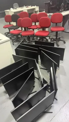 Móveis e computadores para escritório 