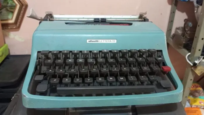 Máquina De Escrever Olivetti Lettera 32 Para Revisão # (Usado)