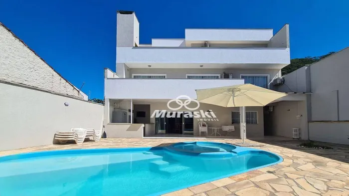 Triplex com 8 quartos sendo 3 suítes para alugar por R$3.000,00/dia - Centro - Guaratuba/P