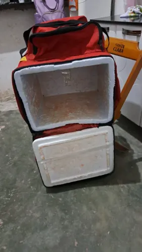 Uma bag de entregador para motoqueiro