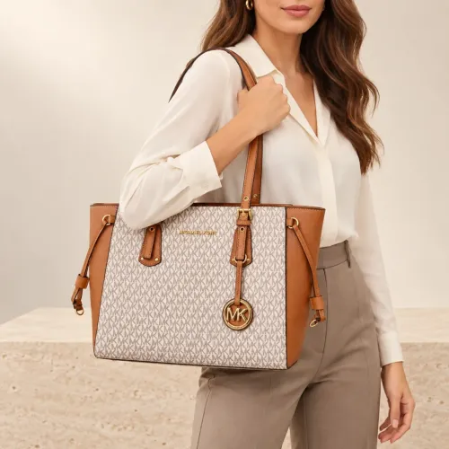 Bolsa Michael Kors Voyager em monograma