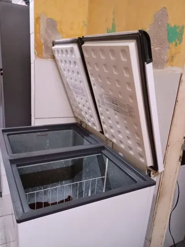 Vendo uma freezer 305 LTS duas portas em perfeito estado motivo da venda não uso ela