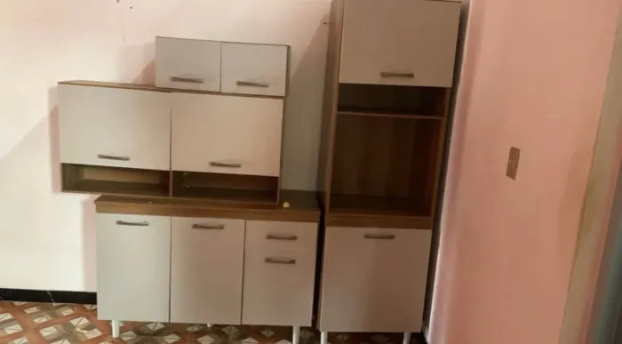 Armário de cozinha, menos de um ano, aí na foto a parte de cima tá desmontada