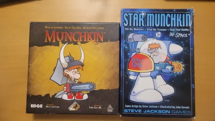 Munchkin + Star Munchkin, jogo de cartas com expansão