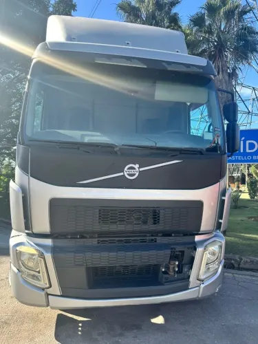 Volvo VM 330 4x2T 2020/2021 - Excelente Estado